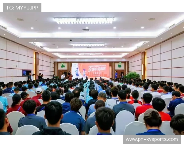 足球联赛在青训扶持中设立基层场地改造基金与师资培训补贴，足球俱乐部训练基地
